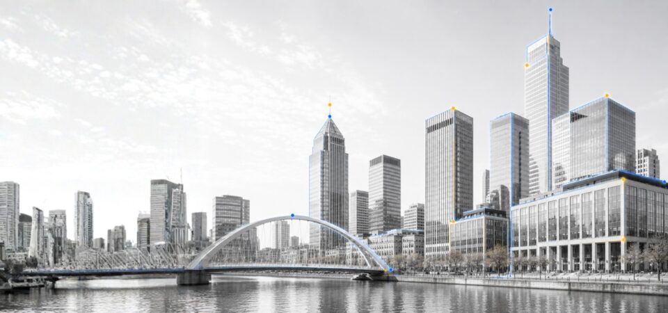 Panorama urbano finanziario con skyline di grattacieli, ponte ad arco sul fiume e riflessi nell'acqua, tema banking